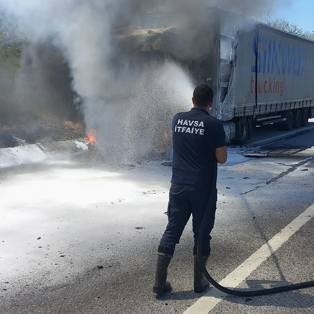Edirne’de kereste yüklü tır yandı
