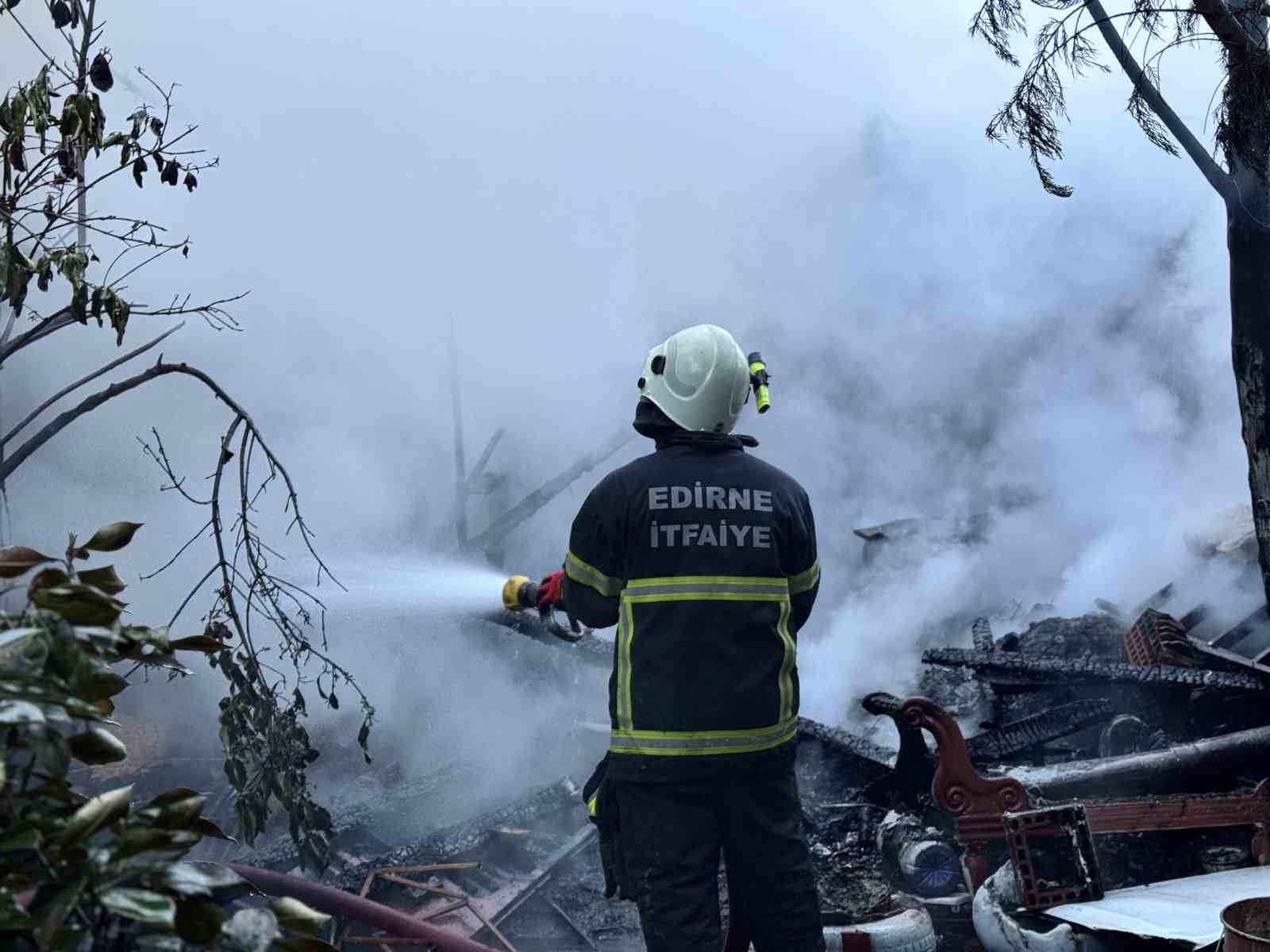 Edirne’de kömürlükler alevlere teslim oldu
