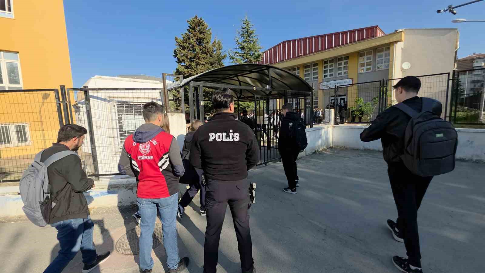 Edirne’de lisede turnikeli güvenlik sistemi
