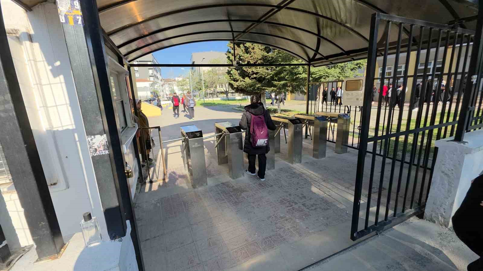Edirne’de lisede turnikeli güvenlik sistemi
