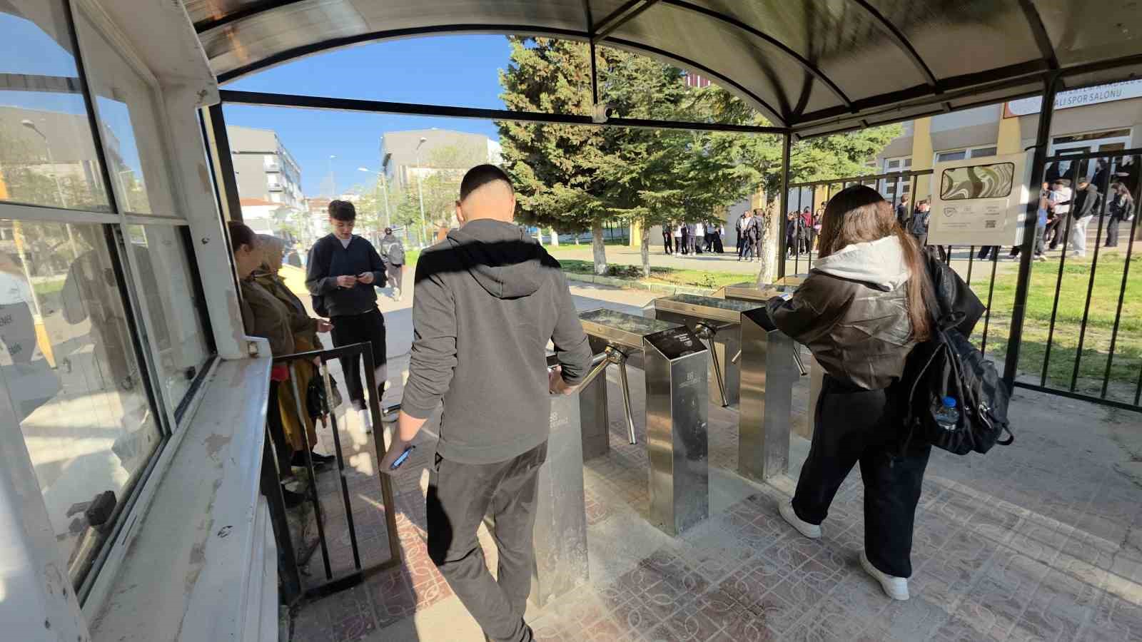 Edirne’de lisede turnikeli güvenlik sistemi
