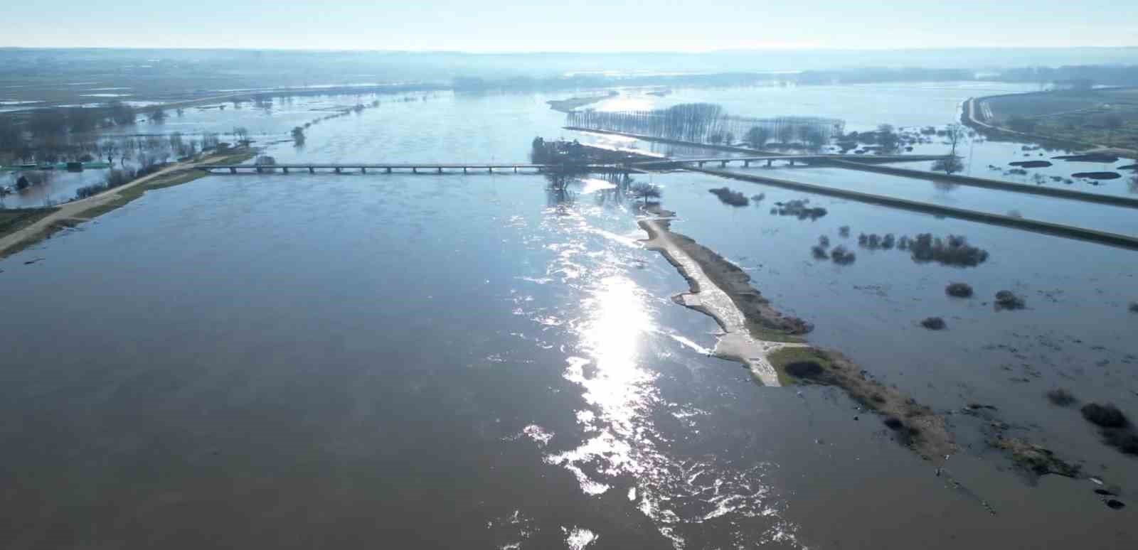 Edirne’de Meriç Nehri taştı, çok sayıda hobi bahçesi su altında kaldı
