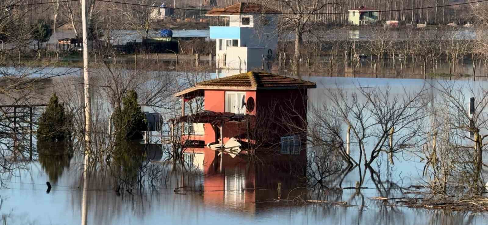 Edirne’de Meriç Nehri taştı, çok sayıda hobi bahçesi su altında kaldı

