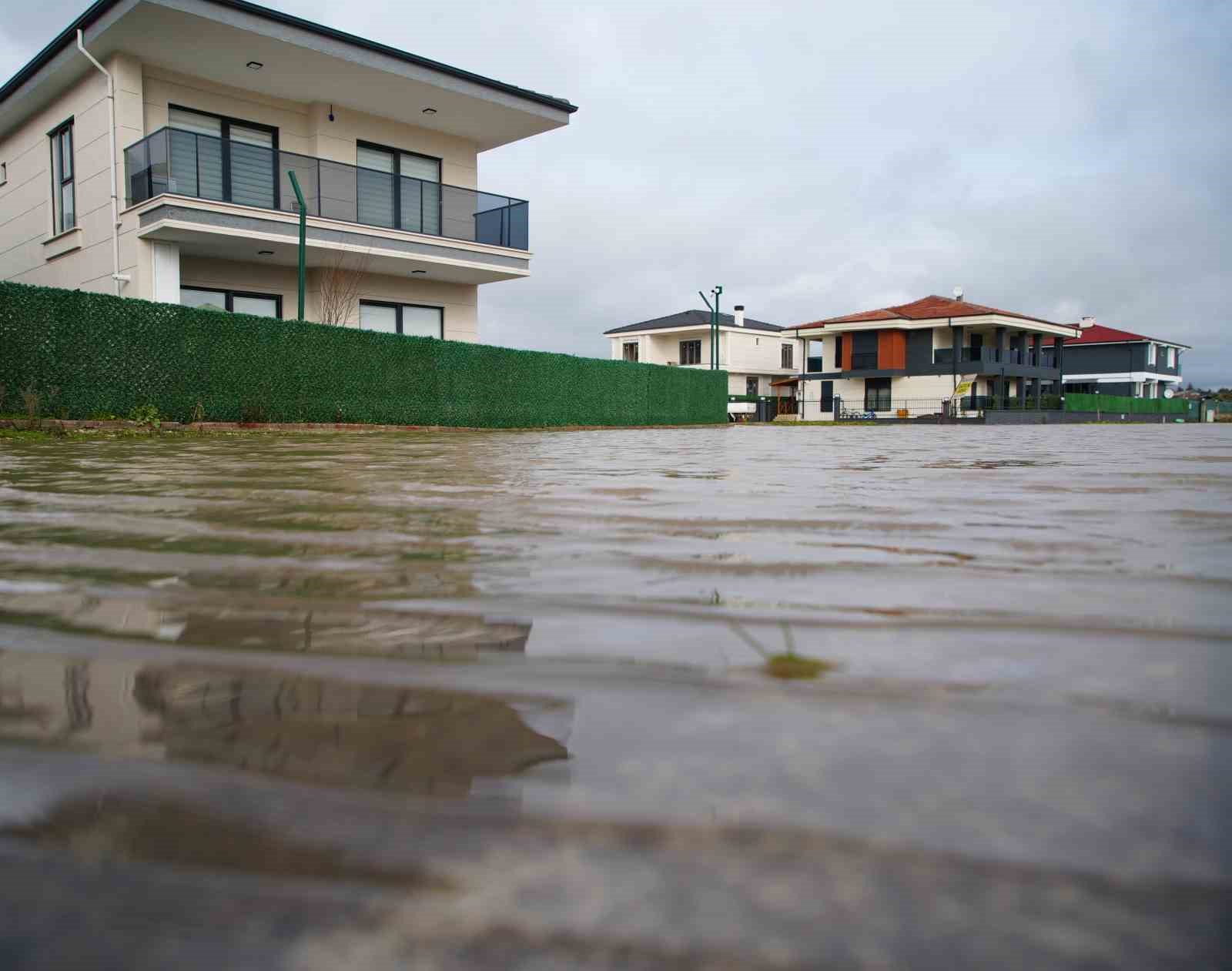 Edirne’de milyonluk villalar sular altında kaldı

