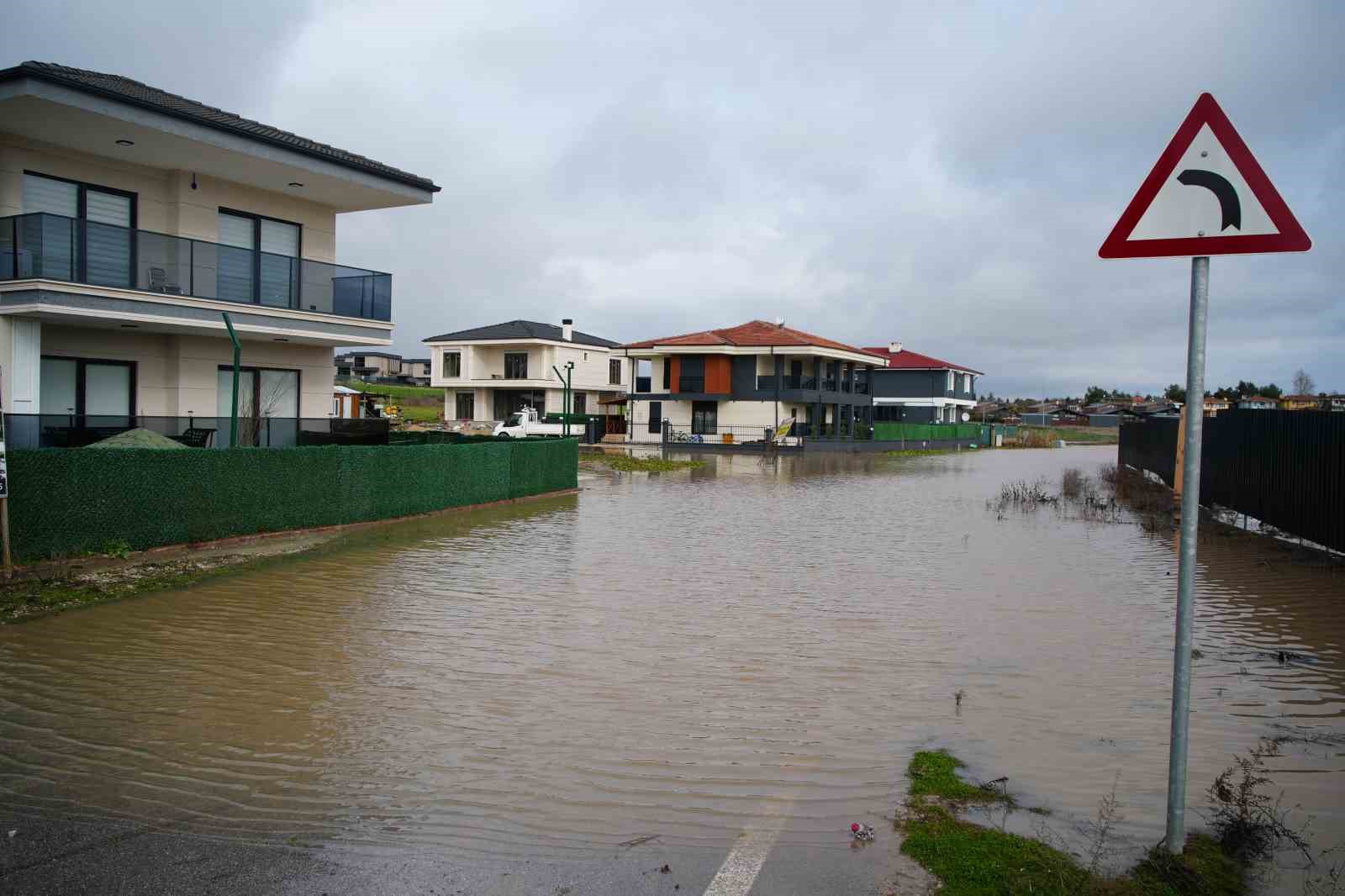 Edirne’de milyonluk villalar sular altında kaldı
