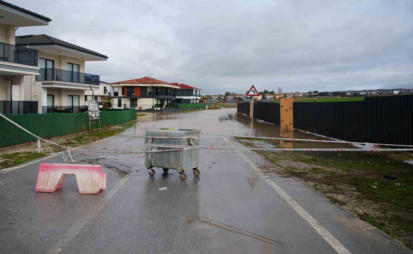 Edirne’de milyonluk villalar sular altında kaldı
