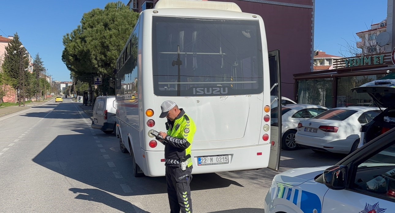 Edirne’de minibüs ile otomobil çarpıştı: 1 yaralı
