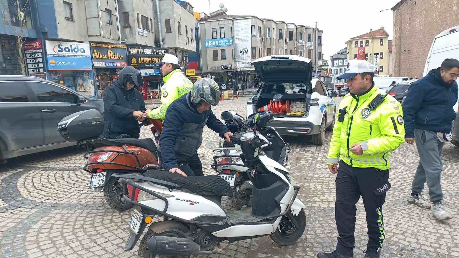Edirne’de motosiklet sürücülerine trafik denetimi
