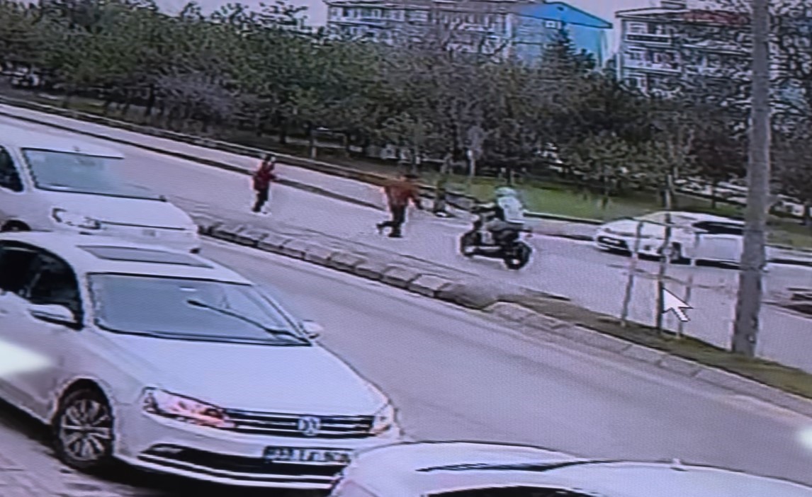 Edirne’de motosikletin yaşlı adama çarpması kamerada
