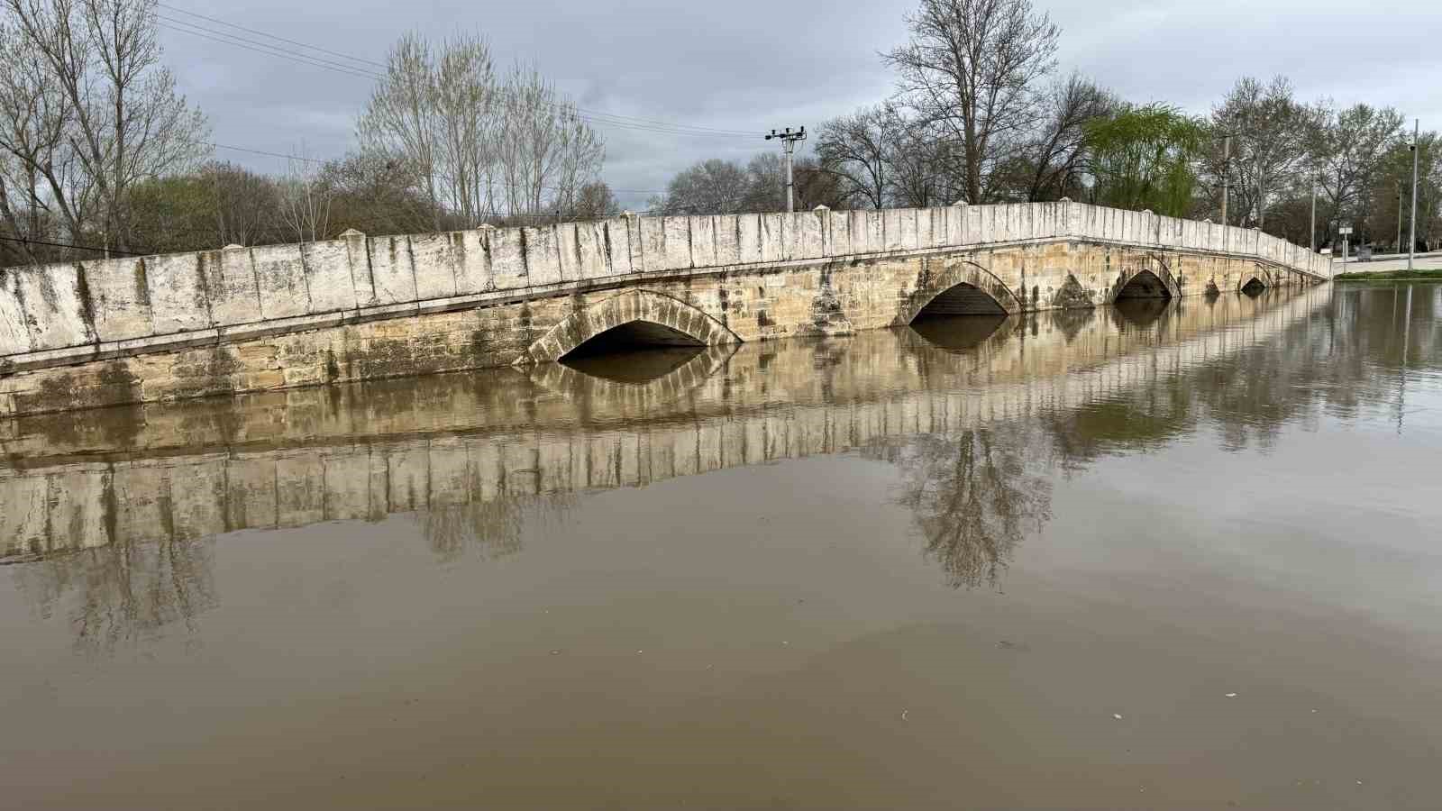 Edirne’de nehir taşkını: Sular Er Meydanına ilerliyor
