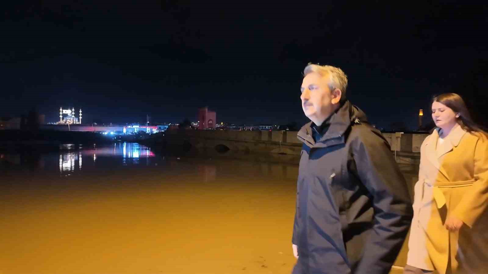 Edirne’de nehirlerde taşkın riski: Tunca ve Meriç Köprüsü ulaşıma kapatıldı
