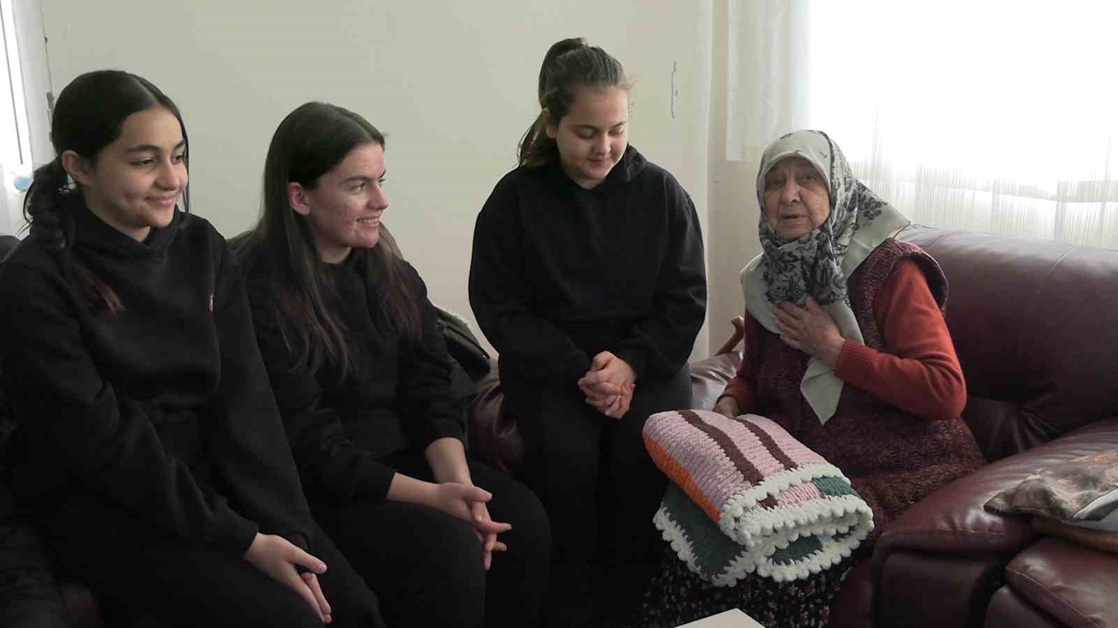 Edirne’de öğrenciler huzurevi sakinlerinin yüreğini ısıttı: Minik ellerden büyük vefa
