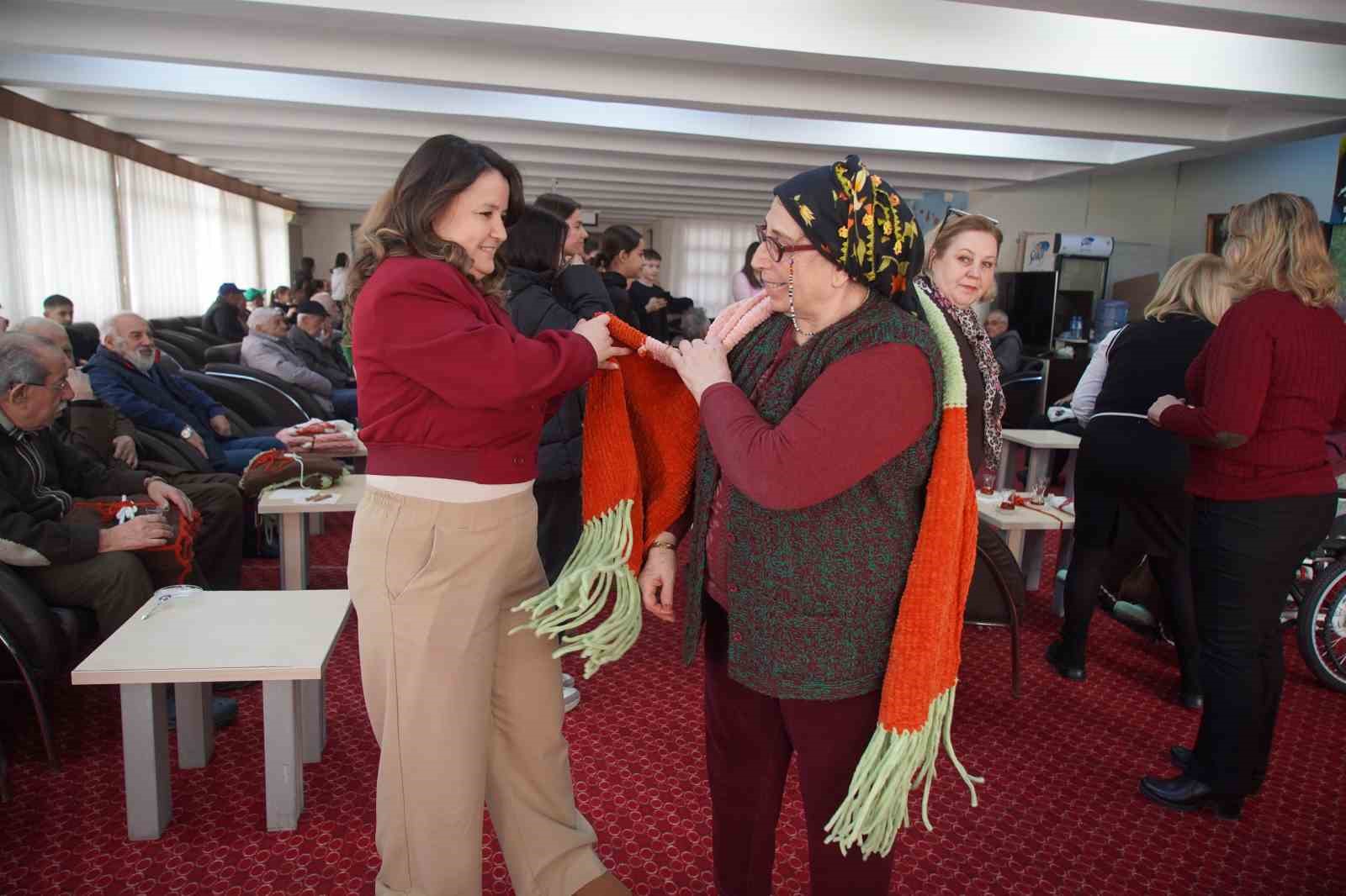 Edirne’de öğrenciler huzurevi sakinlerinin yüreğini ısıttı: Minik ellerden büyük vefa
