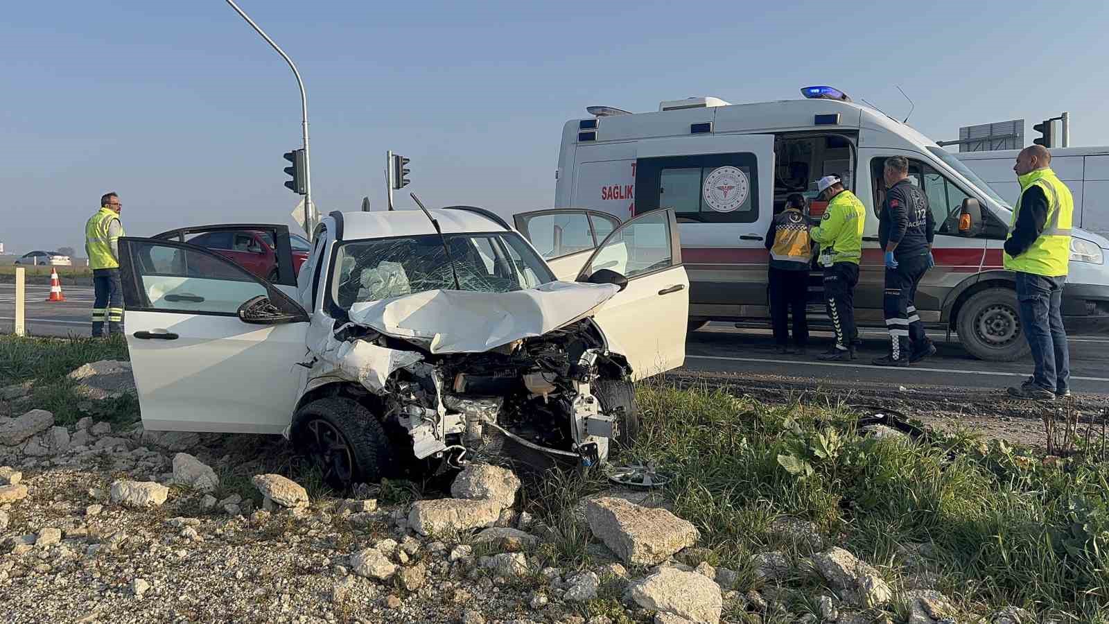 Edirne’de otomobil ile pikap çarpıştı: 3 yaralı
