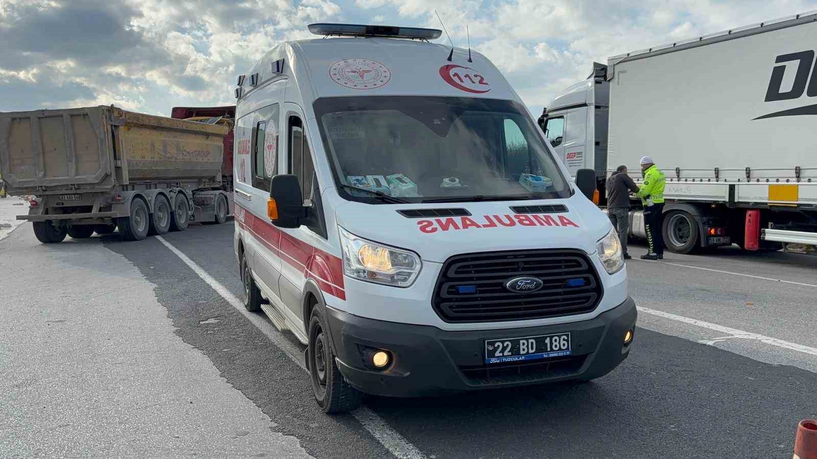 Edirne’de otomobil tıra çarptı, 1 kişi yaralandı: Kaza anı kamerada
