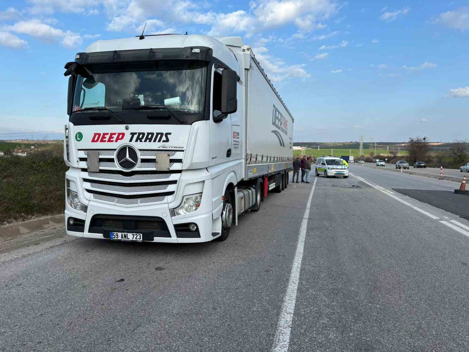 Edirne’de otomobil tıra çarptı, 1 kişi yaralandı: Kaza anı kamerada
