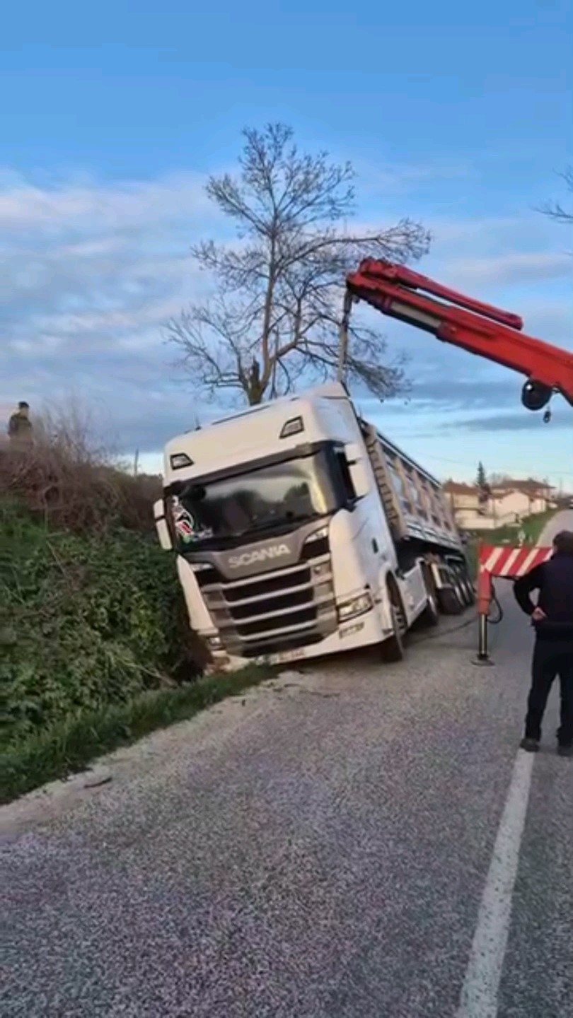 Edirne’de peş peşe kazalar: Hamzabeyli yolunda otomobil tıra çarptı, Demirhamlı’da tır sulama kanalında durabildi
