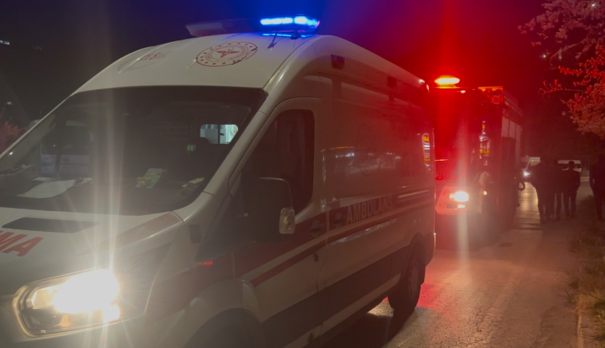 Edirne’de refüje çarpıp yan yatan otomobildeki 2 kişi kurtarıldı
