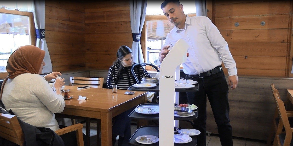 Edirne’de robot garson hizmete başladı, müşteriler memnun
