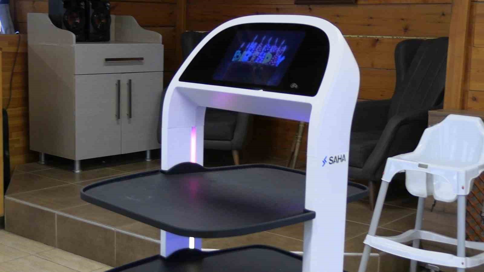 Edirne’de robot garson hizmete başladı, müşteriler memnun
