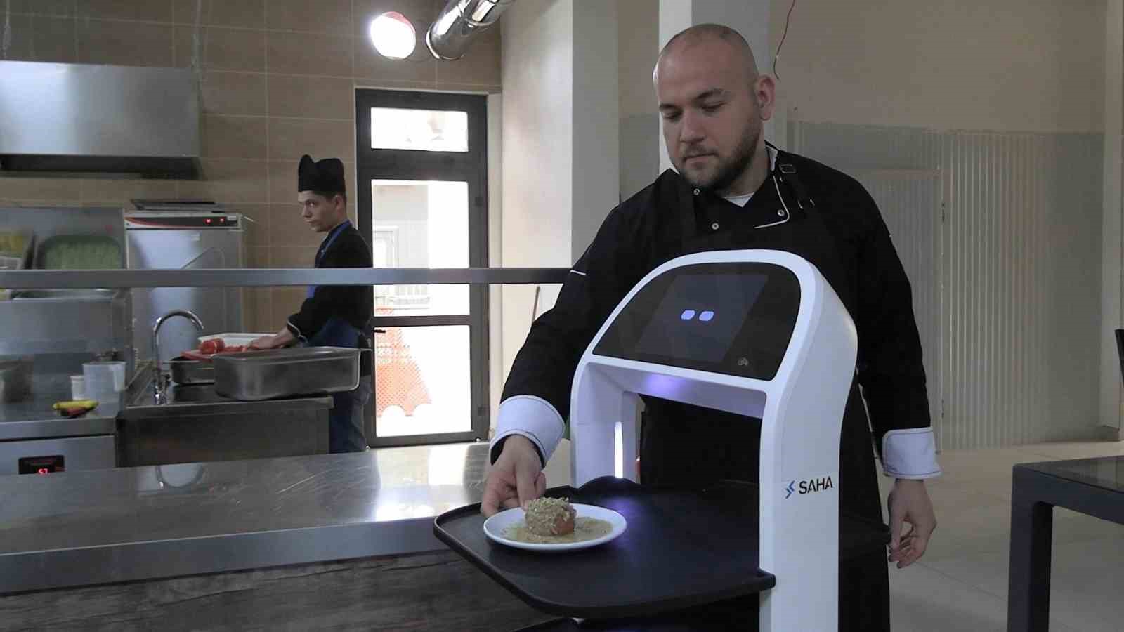 Edirne’de robot garson hizmete başladı, müşteriler memnun
