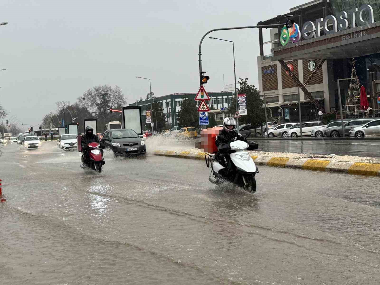 Edirne’de sağanak etkili oldu, yollar göle döndü: Köprü altında mahsur kalanlar kurtarıldı
