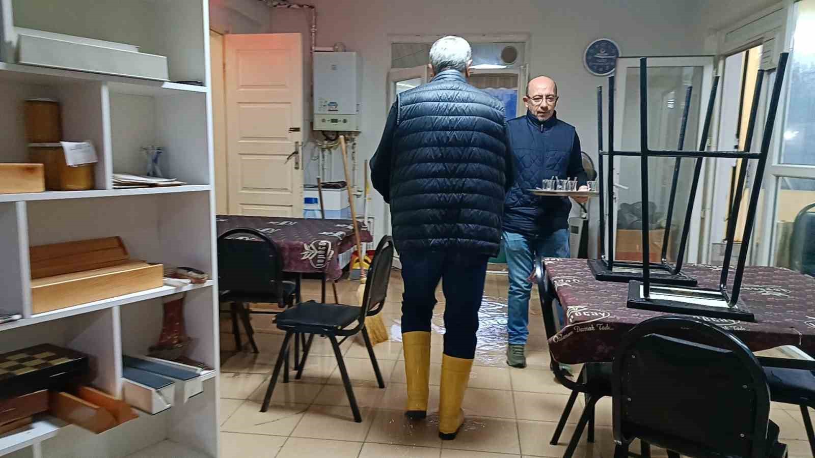 Edirne’de sağanak hayatı olumsuz etkiledi: Bazı ev ve iş yerlerini su bastı
