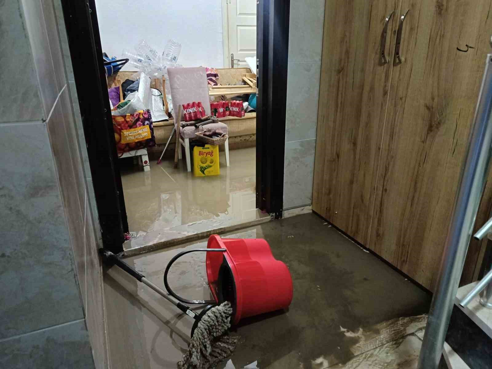 Edirne’de sağanak hayatı olumsuz etkiledi: Bazı ev ve iş yerlerini su bastı
