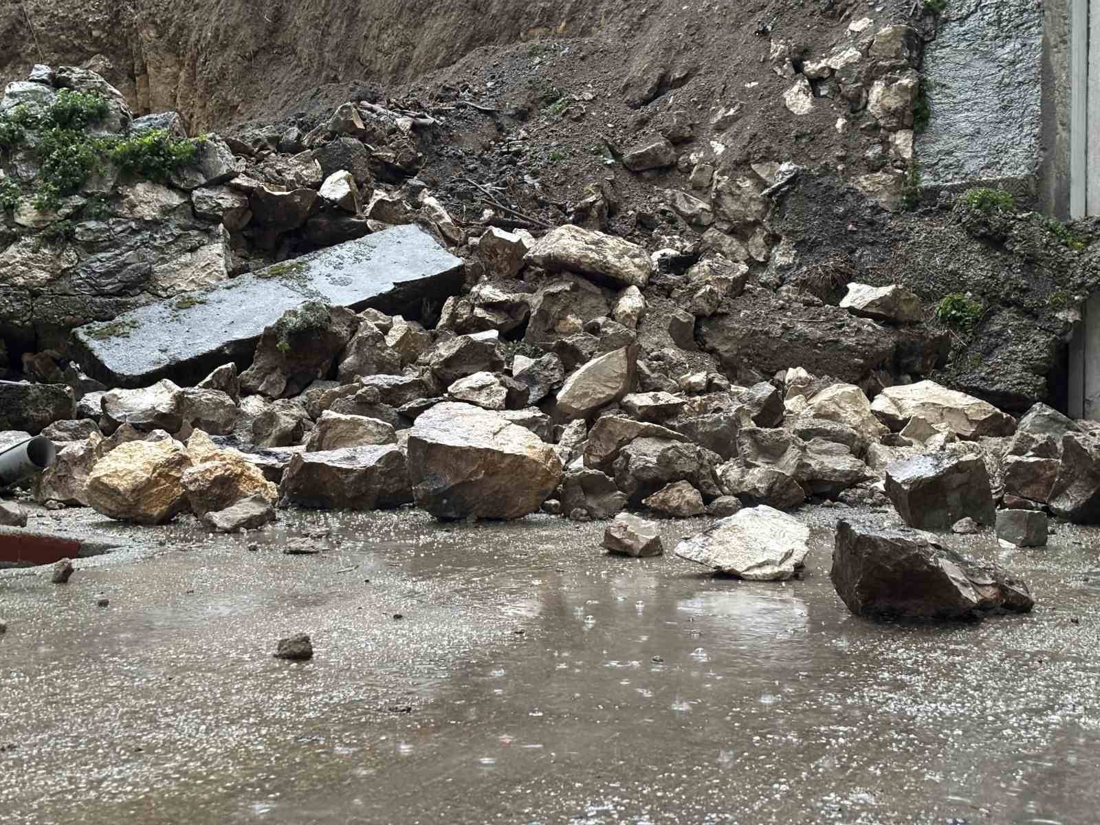 Edirne’de sağanak sonrası istinat duvarı çöktü: Balkonlar zarar gördü
