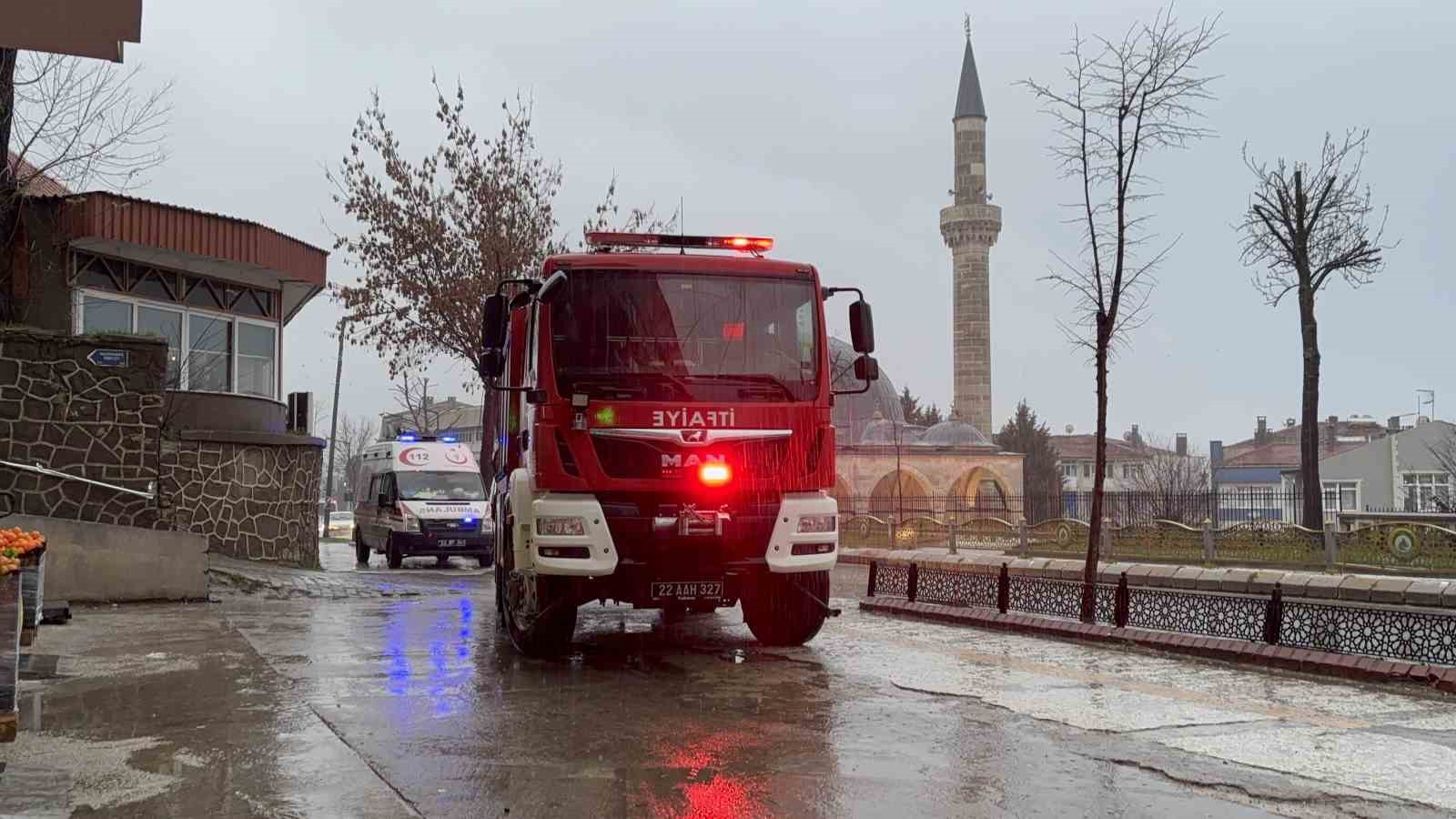 Edirne’de sağanak sonrası istinat duvarı çöktü: Balkonlar zarar gördü
