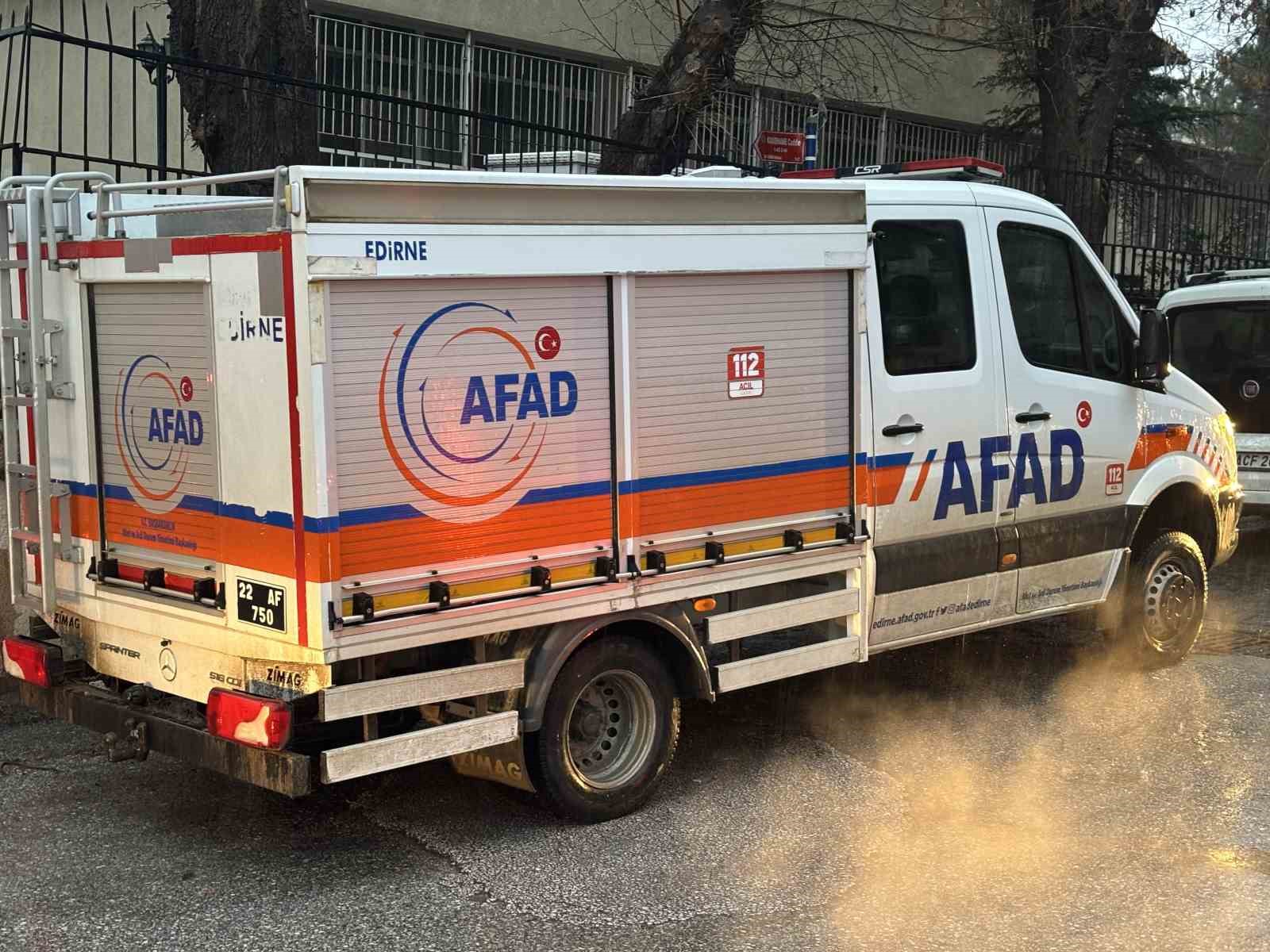 Edirne’de sağanak sonrası istinat duvarı çöktü: Balkonlar zarar gördü
