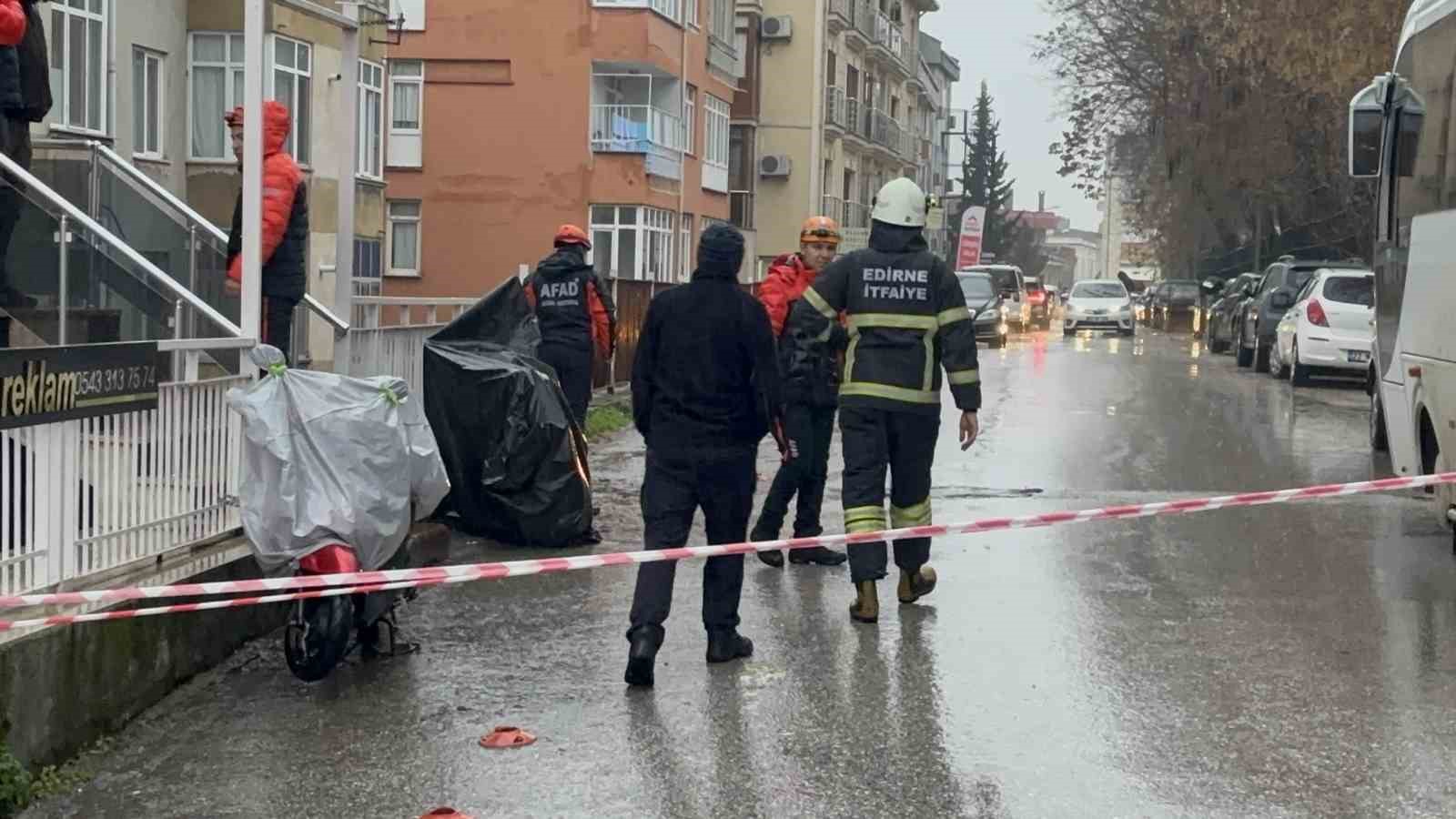 Edirne’de sağanak sonrası istinat duvarı çöktü: Balkonlar zarar gördü
