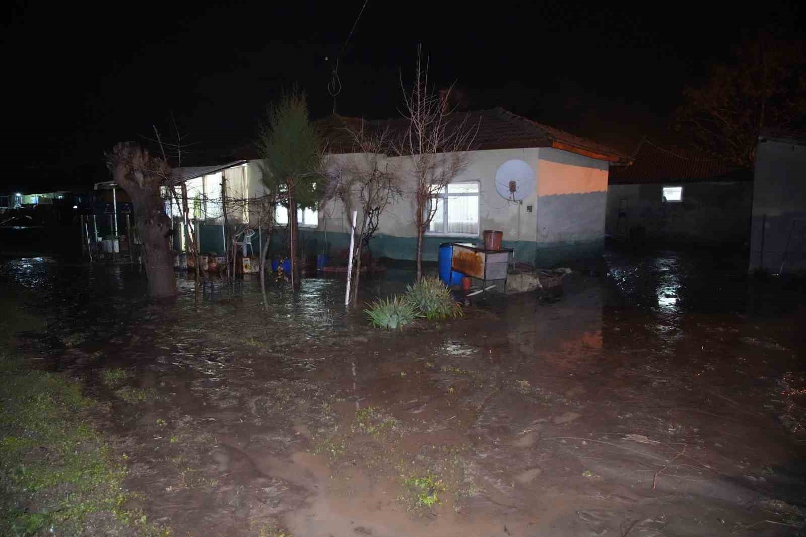 Edirne’de sağanak su baskınlarına yol açtı
