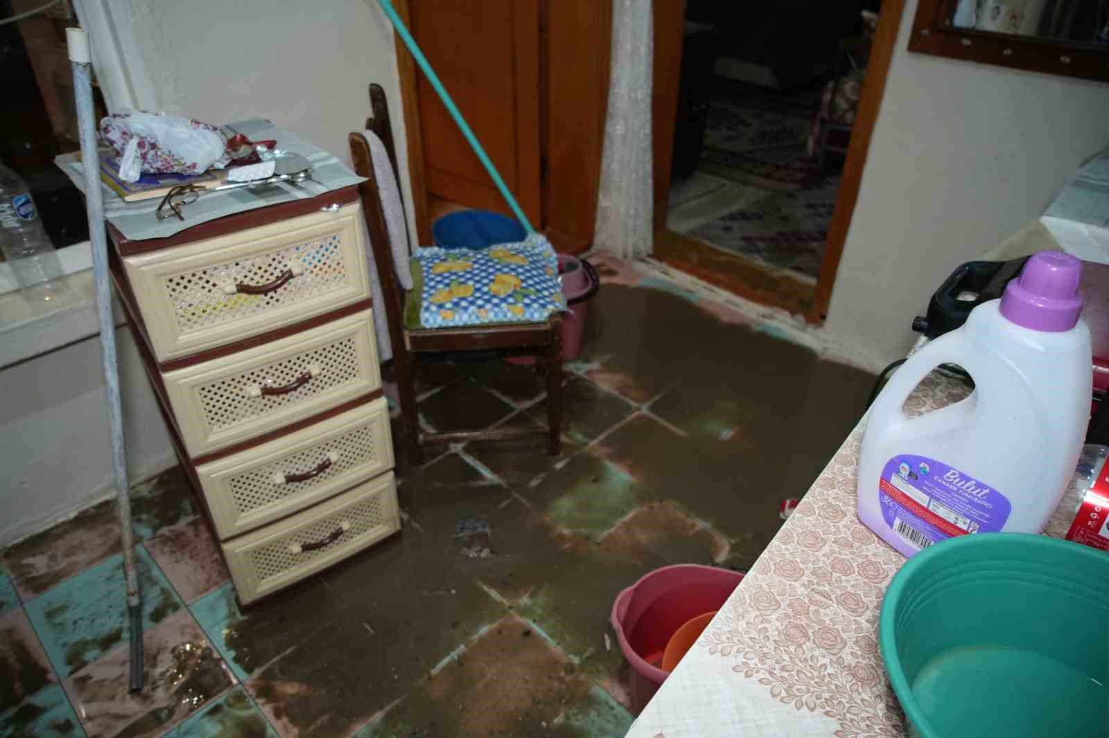 Edirne’de sağanak su baskınlarına yol açtı
