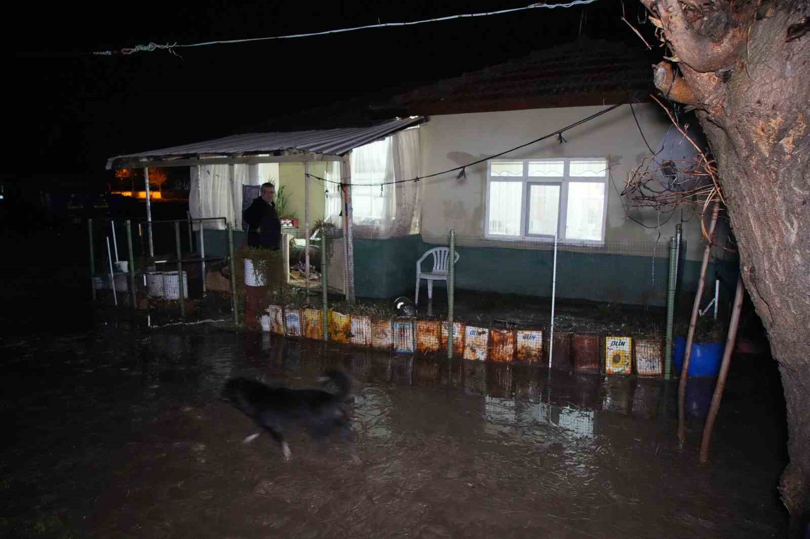 Edirne’de sağanak su baskınlarına yol açtı
