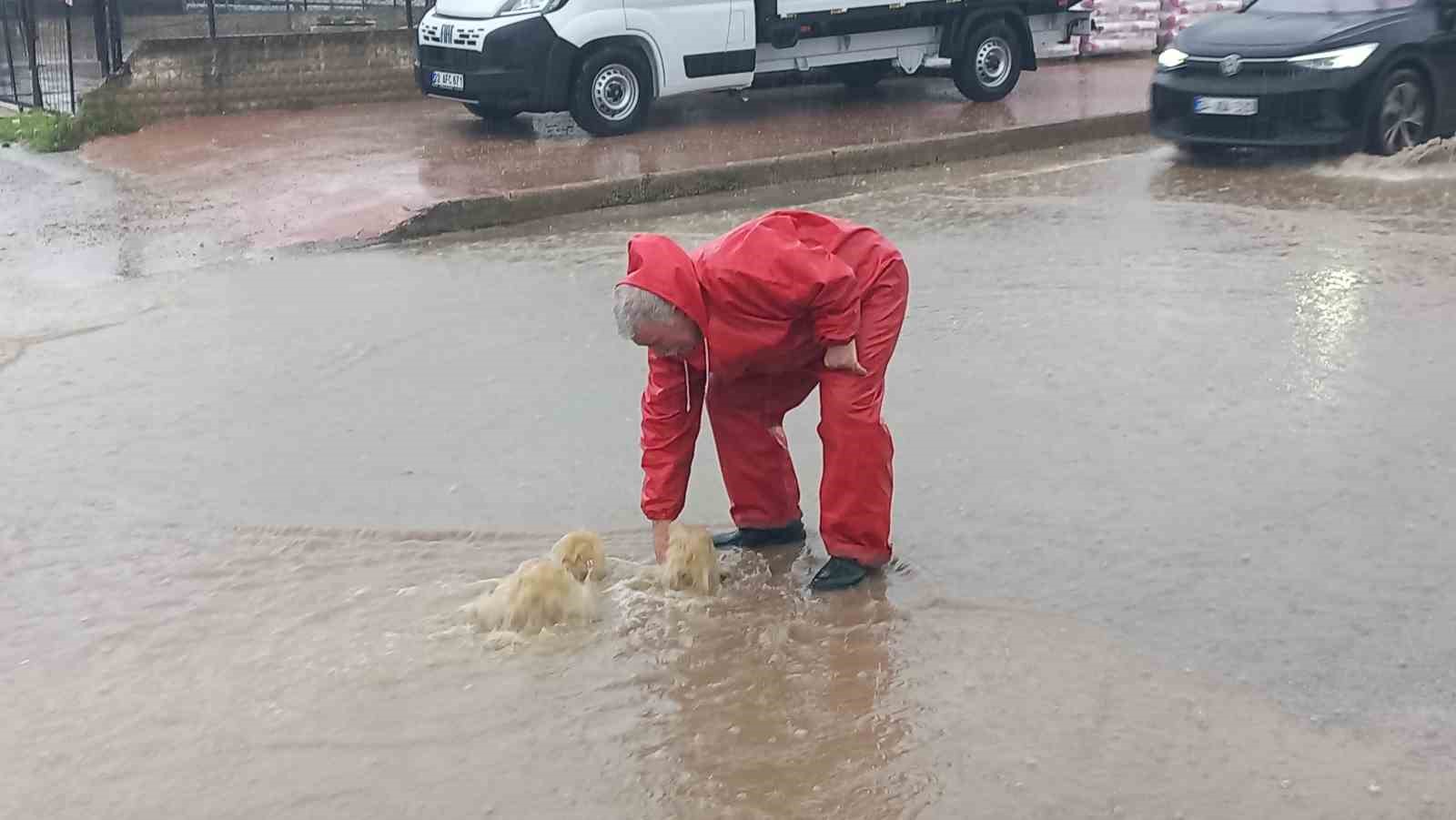 Edirne’de sağanak yağış: Cadde ve sokaklar göle döndü
