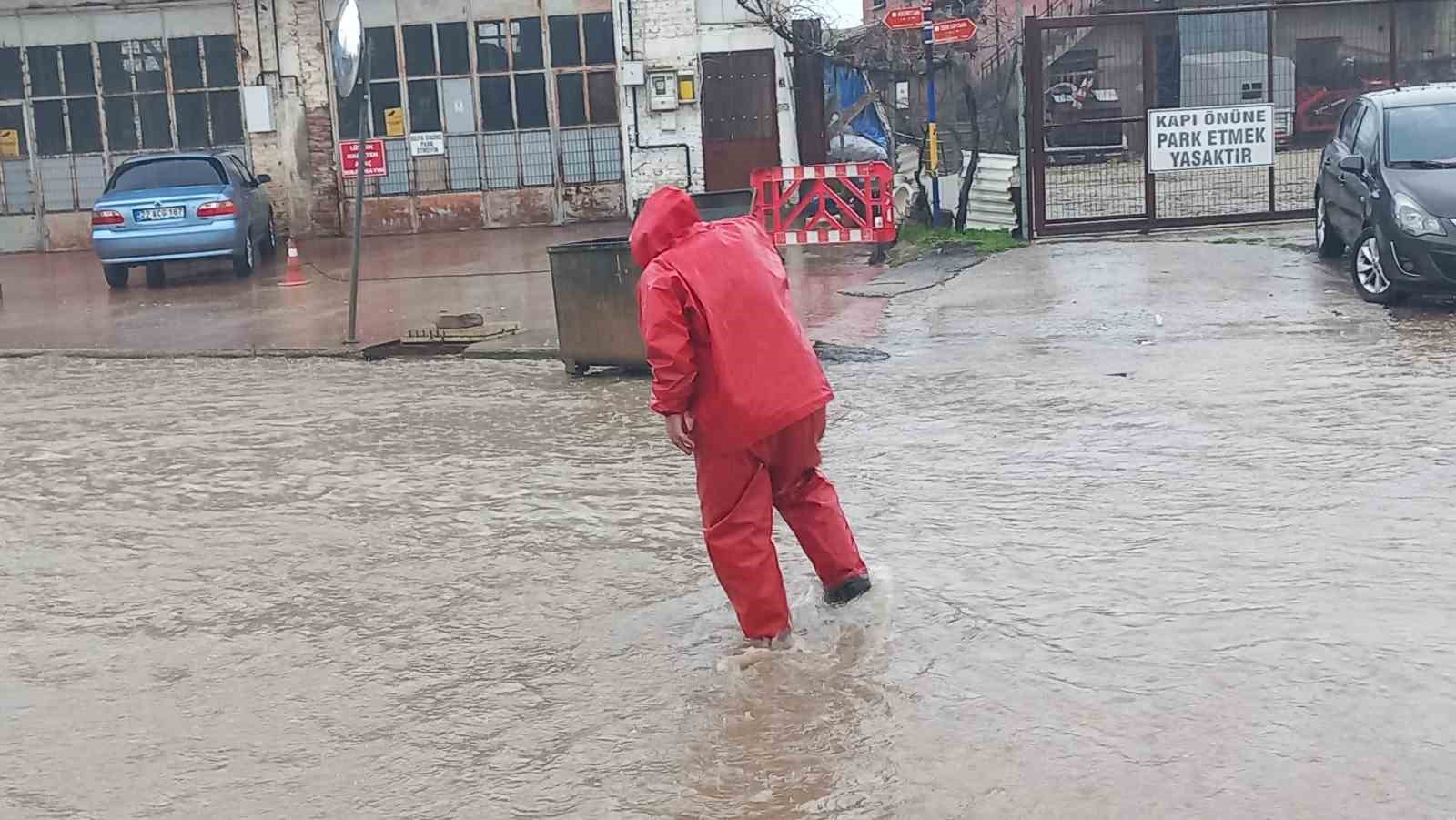 Edirne’de sağanak yağış: Cadde ve sokaklar göle döndü
