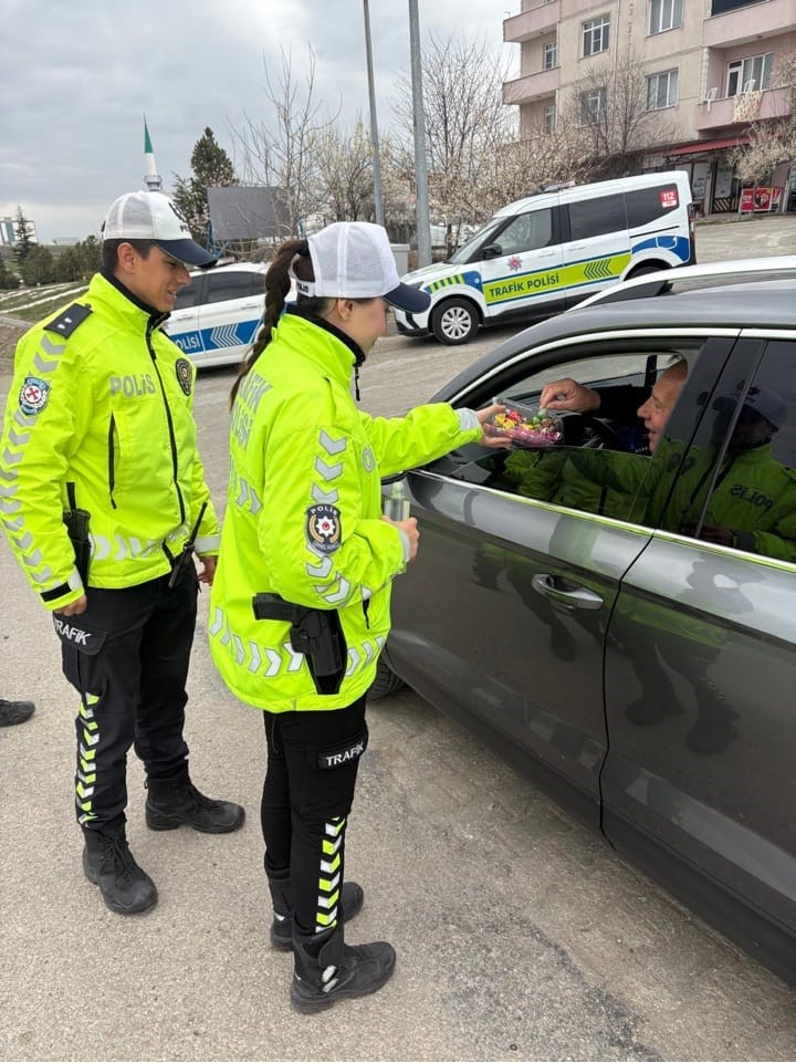 Edirne’de şekerli ve kolonyalı trafik uygulaması
