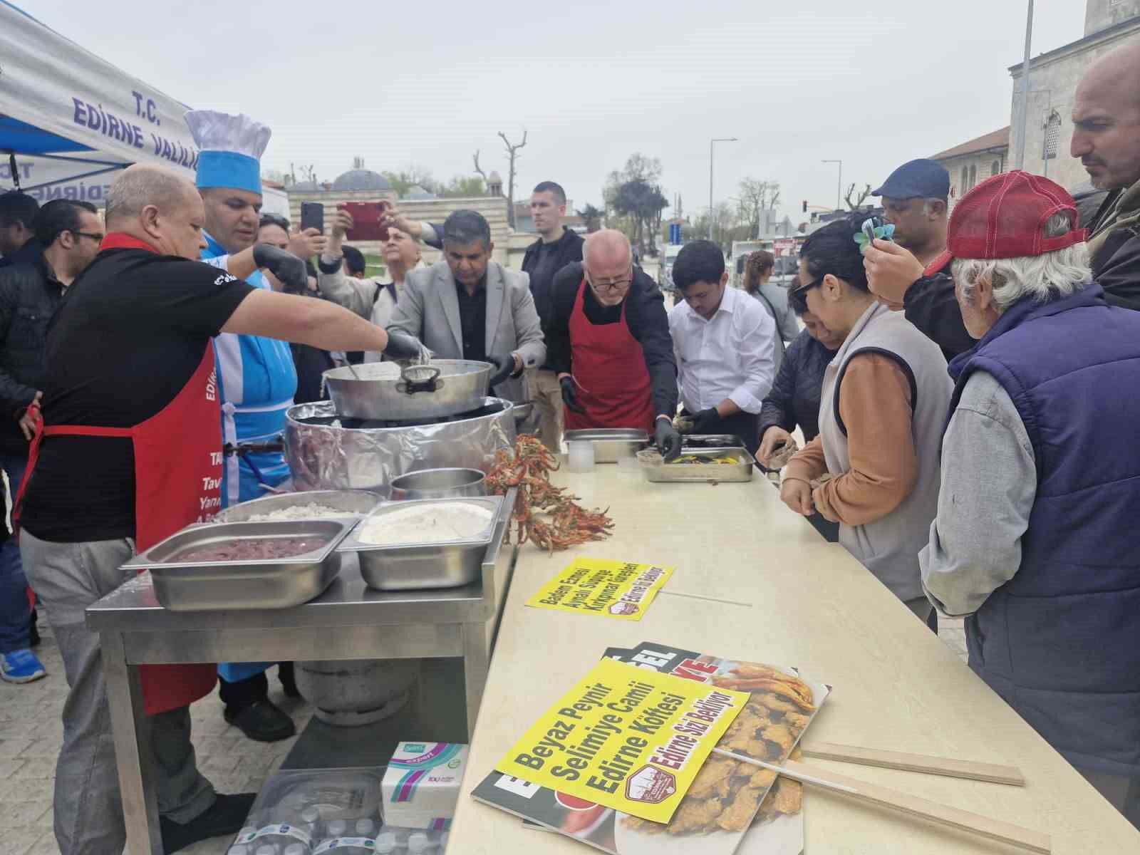 Edirne’de Selimiye’nin gölgesinde tava ciğer dağıtıldı

