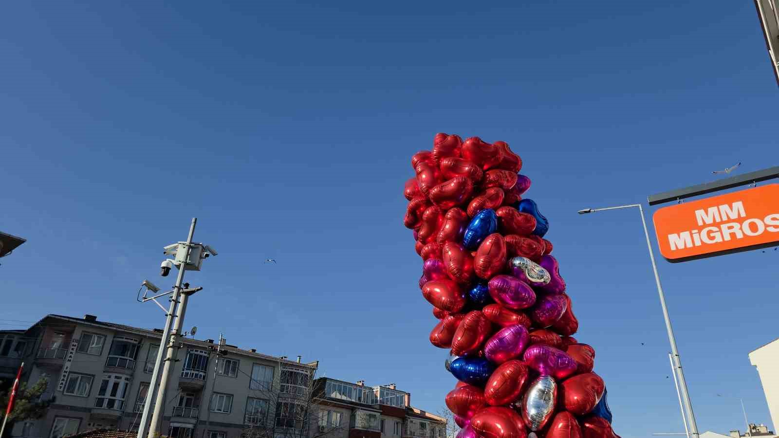 Edirne’de Sevgililer Günü kalpli balon satıcılarına yaradı
