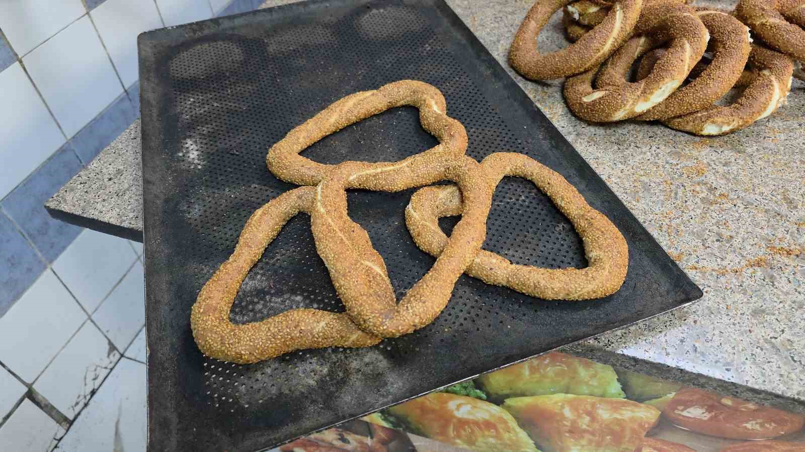 Edirne’de Sevgililer Günü’ne özel kalpli simit
