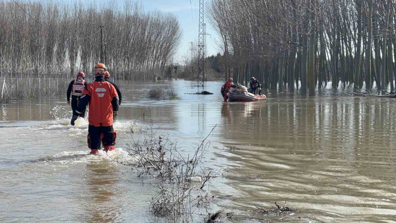 Edirne’de sular altında kalan yerleşim alanları ve çiftlikler havadan görüntülendi
