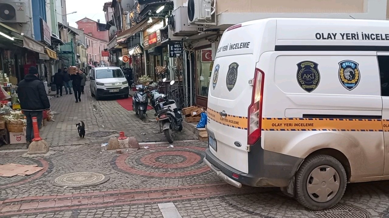 Edirne’de şüpheli rahat tavırlarıyla 3 iş yerini soydu
