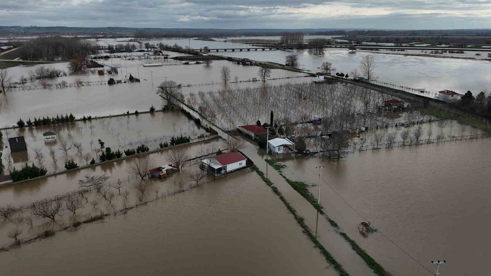 Edirne’de tarım arazileri ve yerleşim yerleri sular altında kaldı
