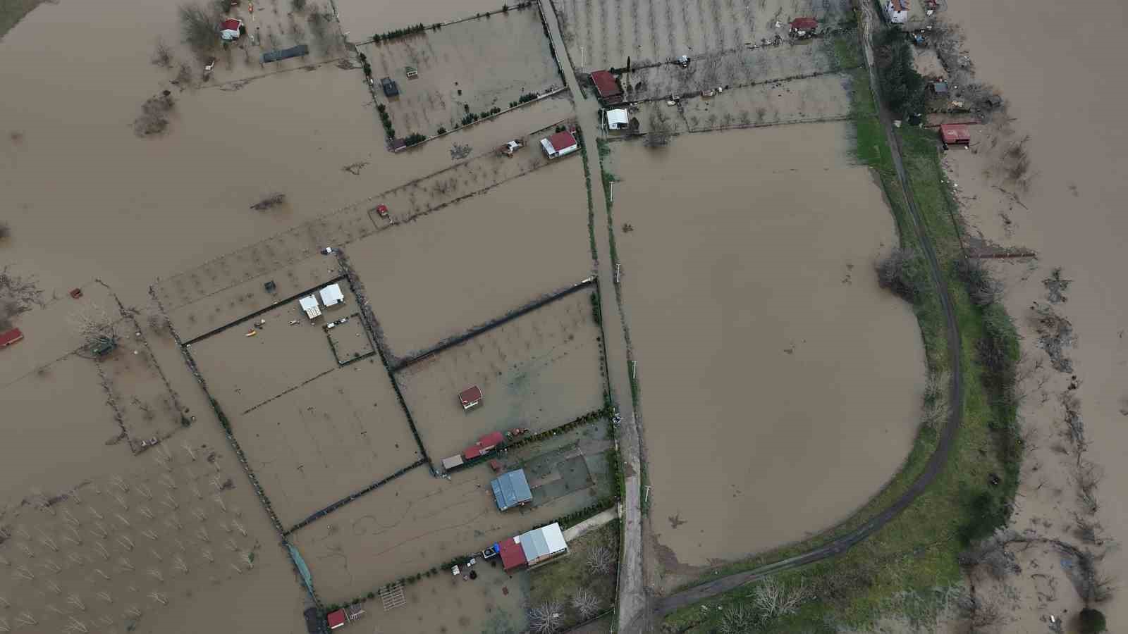 Edirne’de tarım arazileri ve yerleşim yerleri sular altında kaldı
