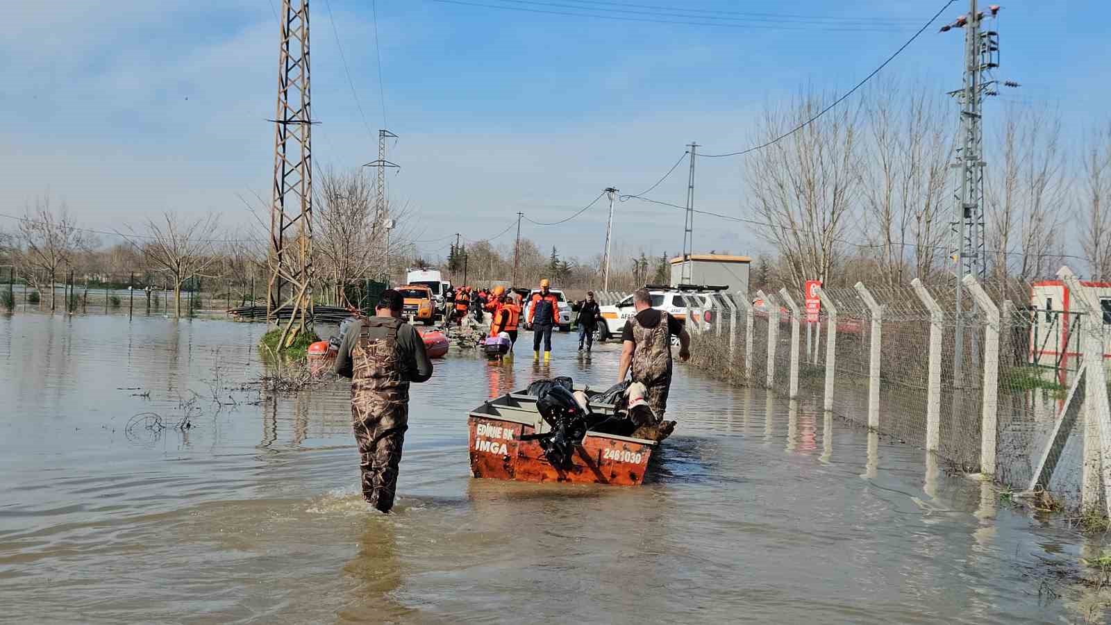 Edirne’de taşan su seviyesi yer yer 2.5 metreye yükseldi: Mahsur kalan hayvanlar kurtarılıyor
