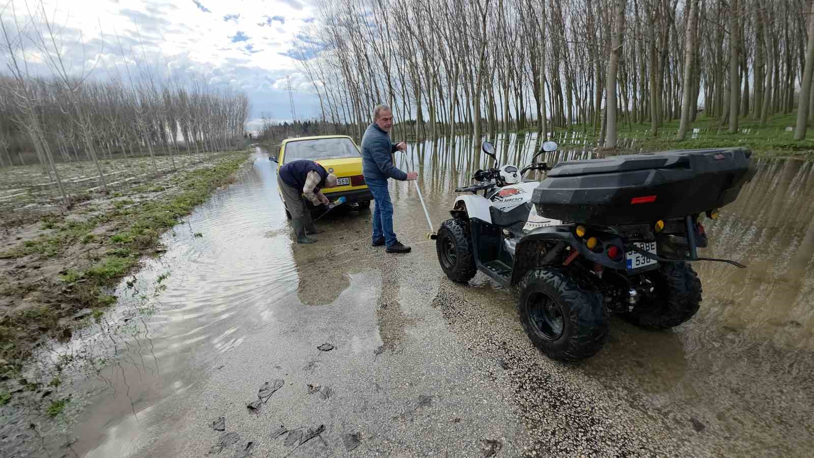 Edirne’de taşkın suları bedava yıkamaya dönüştü: Taşkını fırsata çevirdiler
