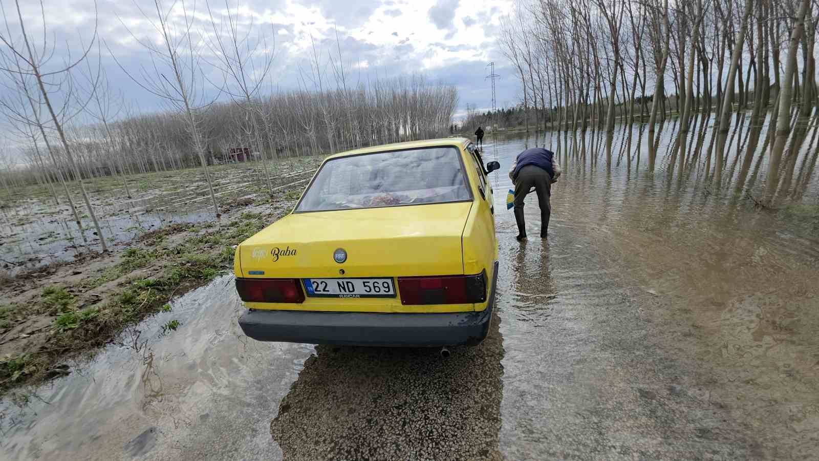 Edirne’de taşkın suları bedava yıkamaya dönüştü: Taşkını fırsata çevirdiler

