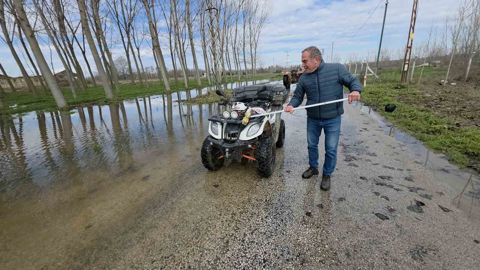 Edirne’de taşkın suları bedava yıkamaya dönüştü: Taşkını fırsata çevirdiler
