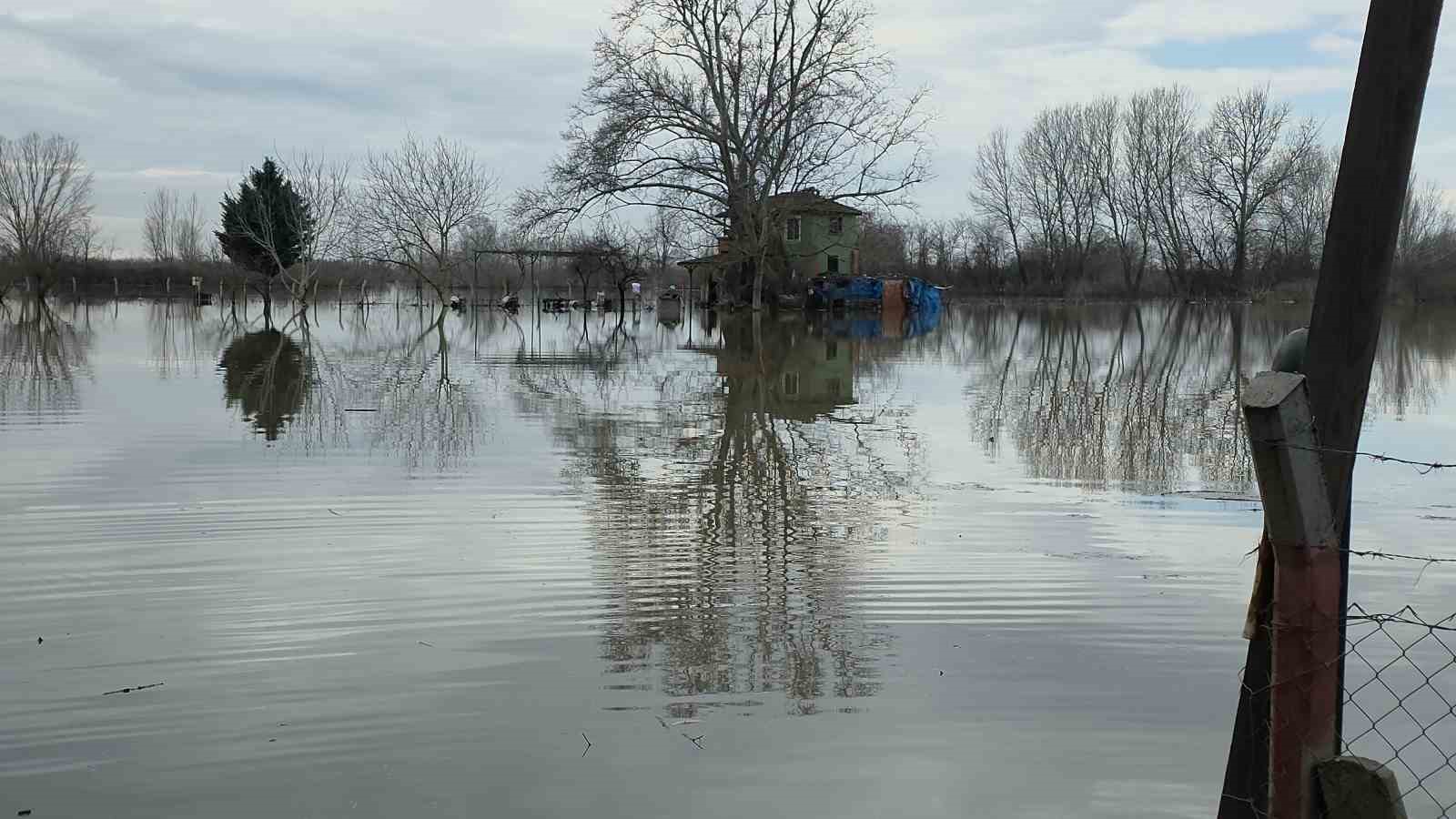 Edirne’de taşkın suları çekiliyor
Edirne’de taşkın suları çekiliyor